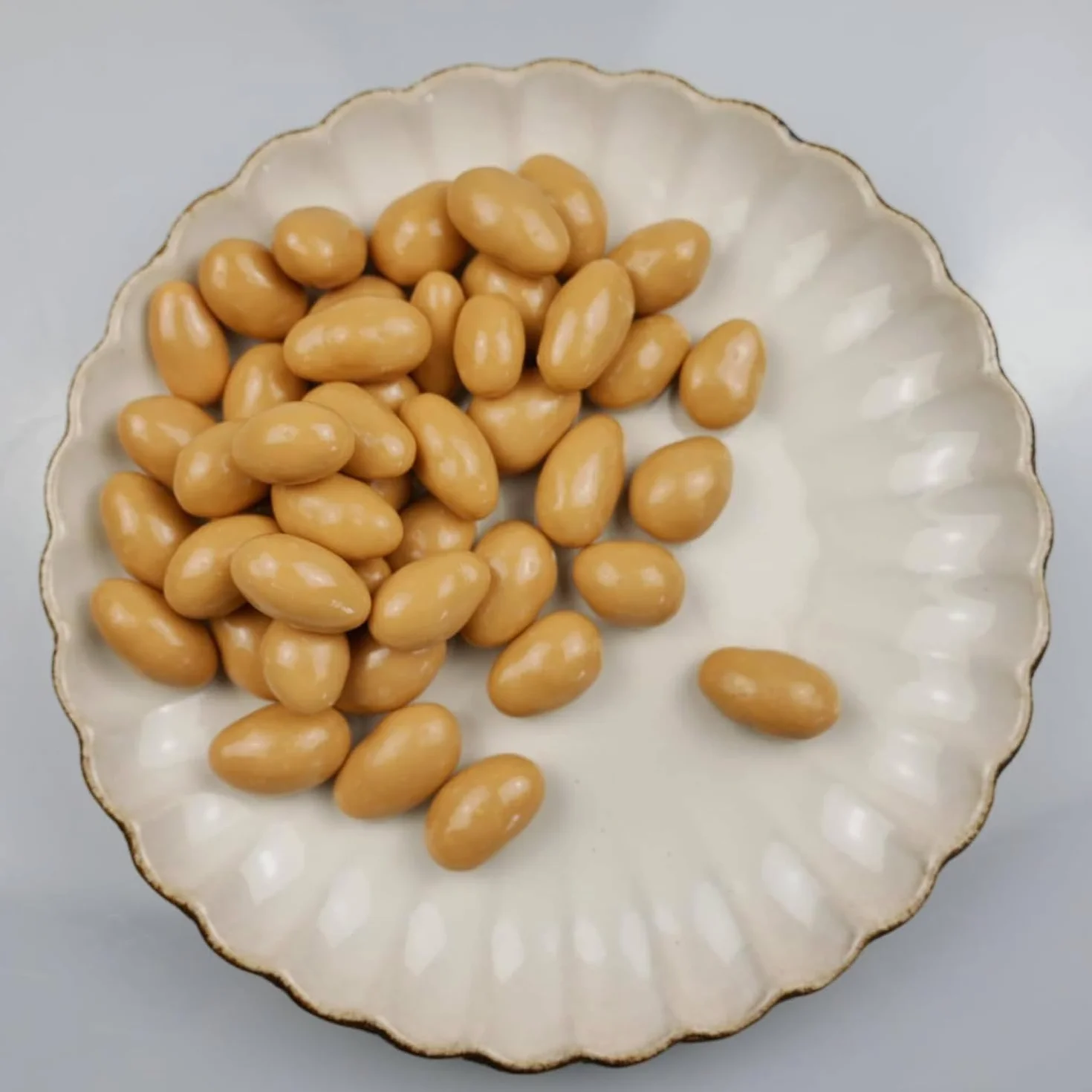 HiFood migdały w białej czekoladzie z solonym karmelem 500 g, słodko słona przekąska, chrupiąca przekąska, duże opakowanie, zapas dla rodziny i gości