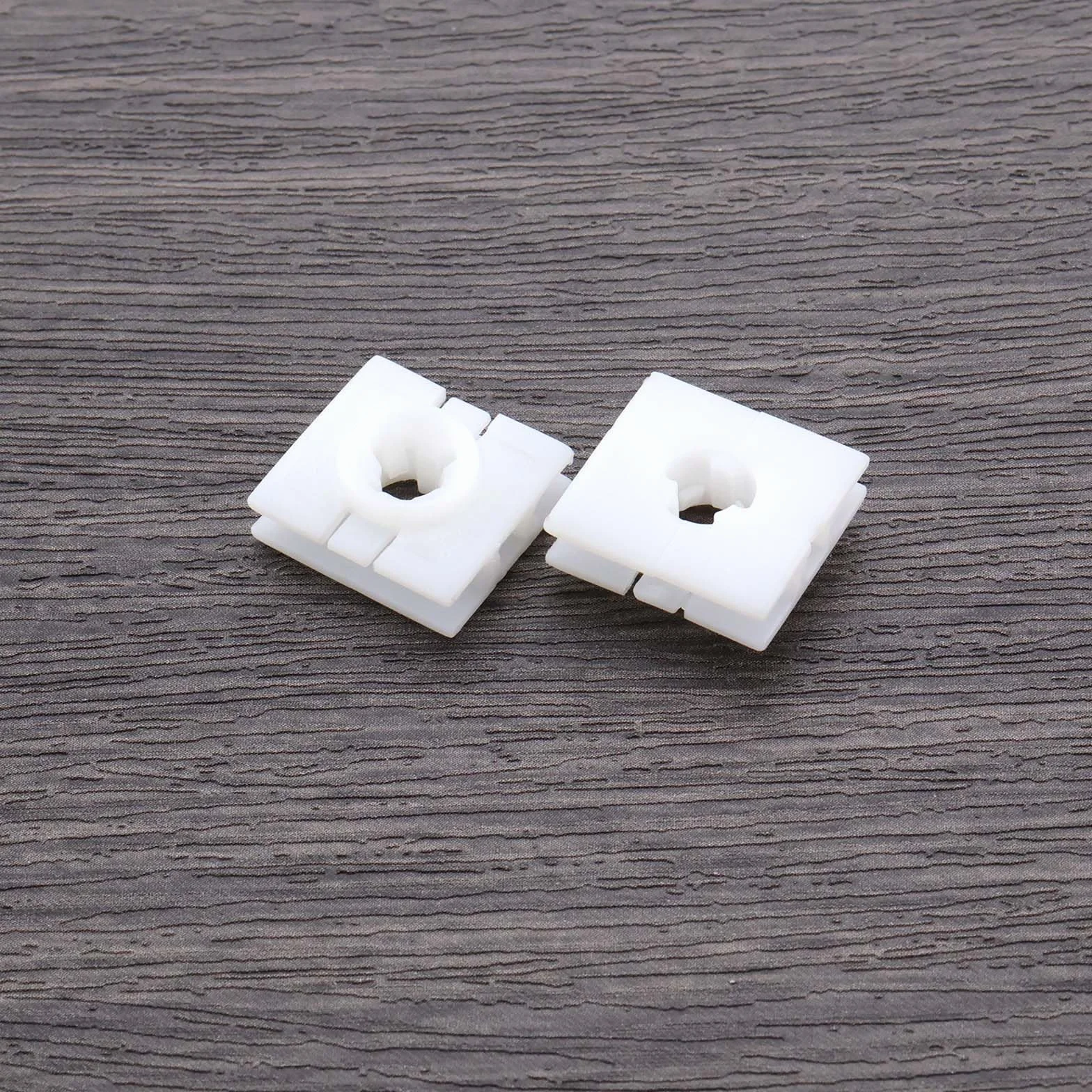 Plastikowe kwadratowe klipsy mocujące z progu bocznego, kompatybilne z Smart Fortwo 451 i kompatybilne z Audi New A4L B9, 20 szt., białe