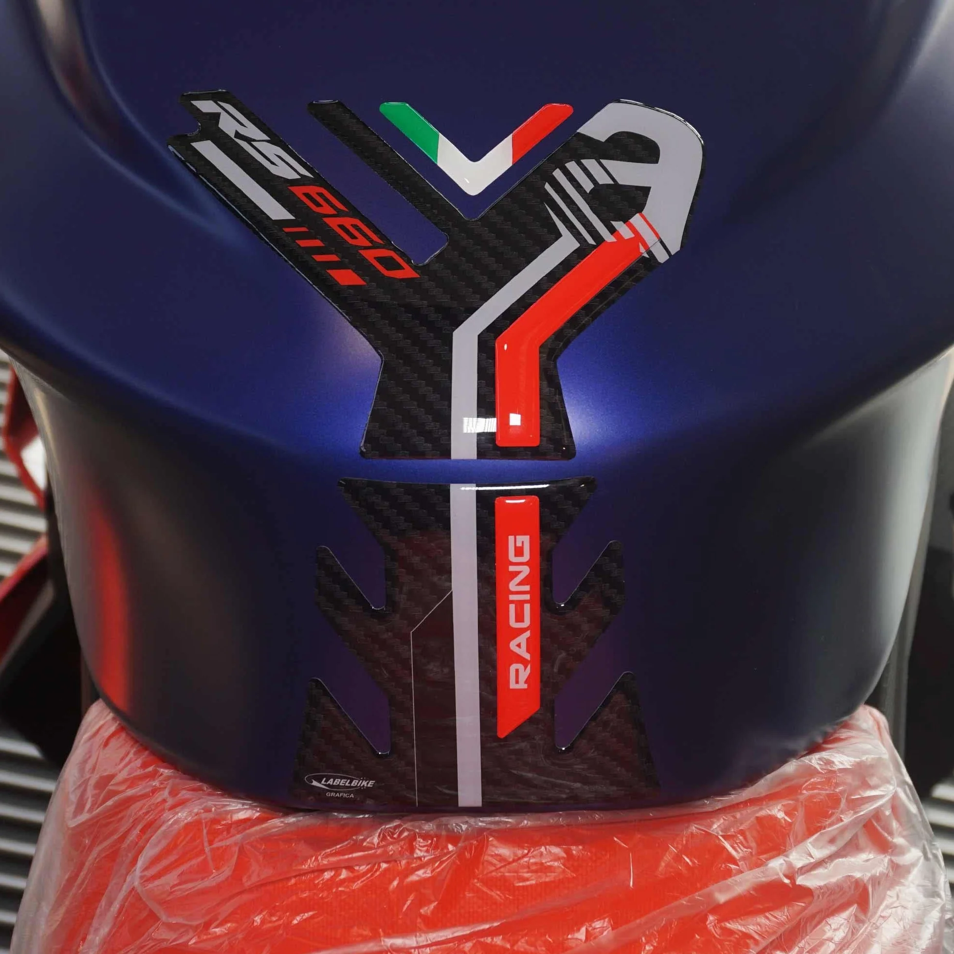 labelbike - Naklejka na Zbiornik paliwa 3D z żywicy na Motocykl, Dekoracja i Ochrona Zbiornika, kompatybilna z Aprilia RS 660 2020-2025, czerwona