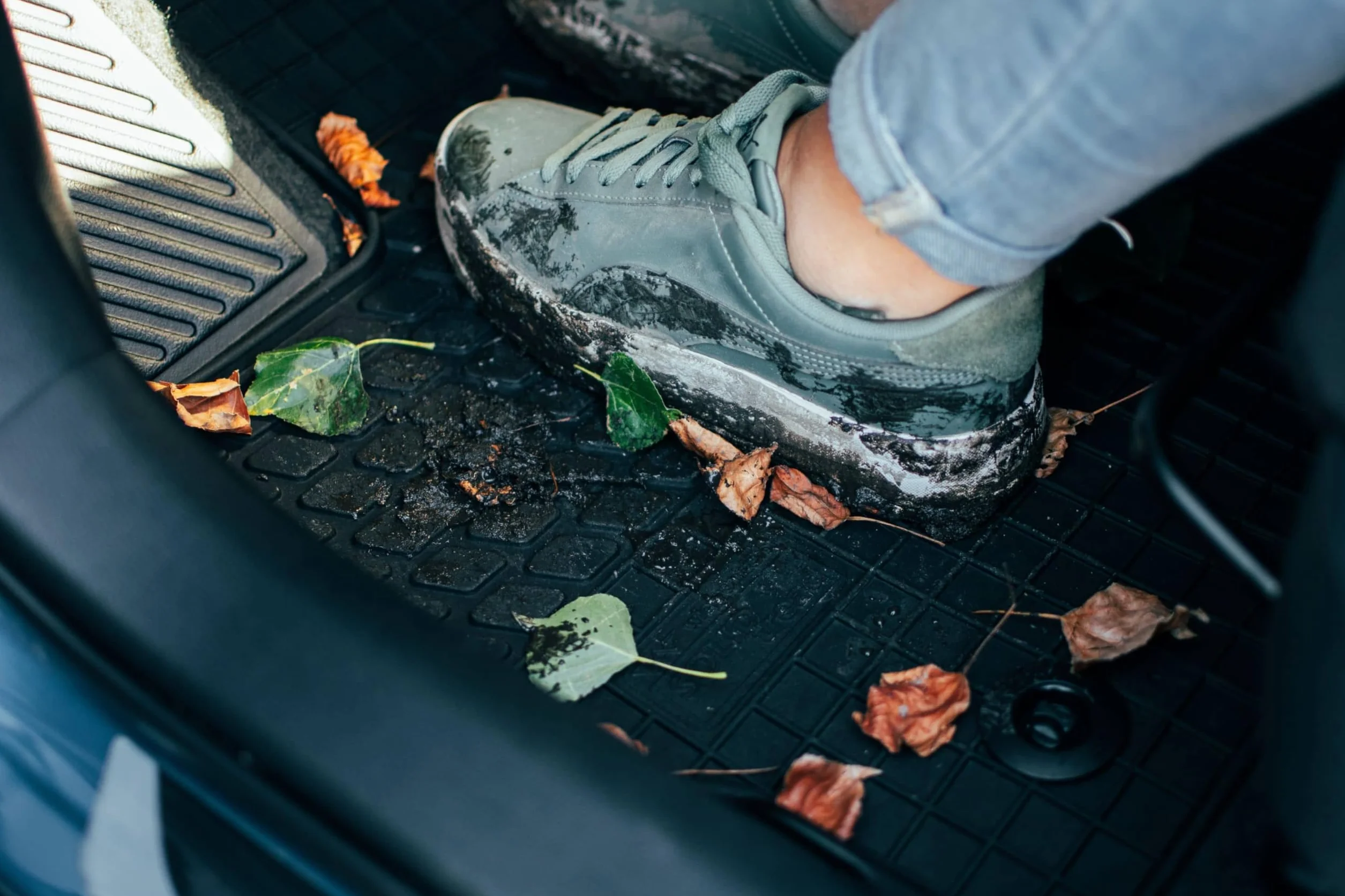 dywaniki gumowe przednie kompatybilne z Peugeot 207 (od 2006 do 2012) - zestaw 2-sztuki czarne idealnie dopasowane dywaniki