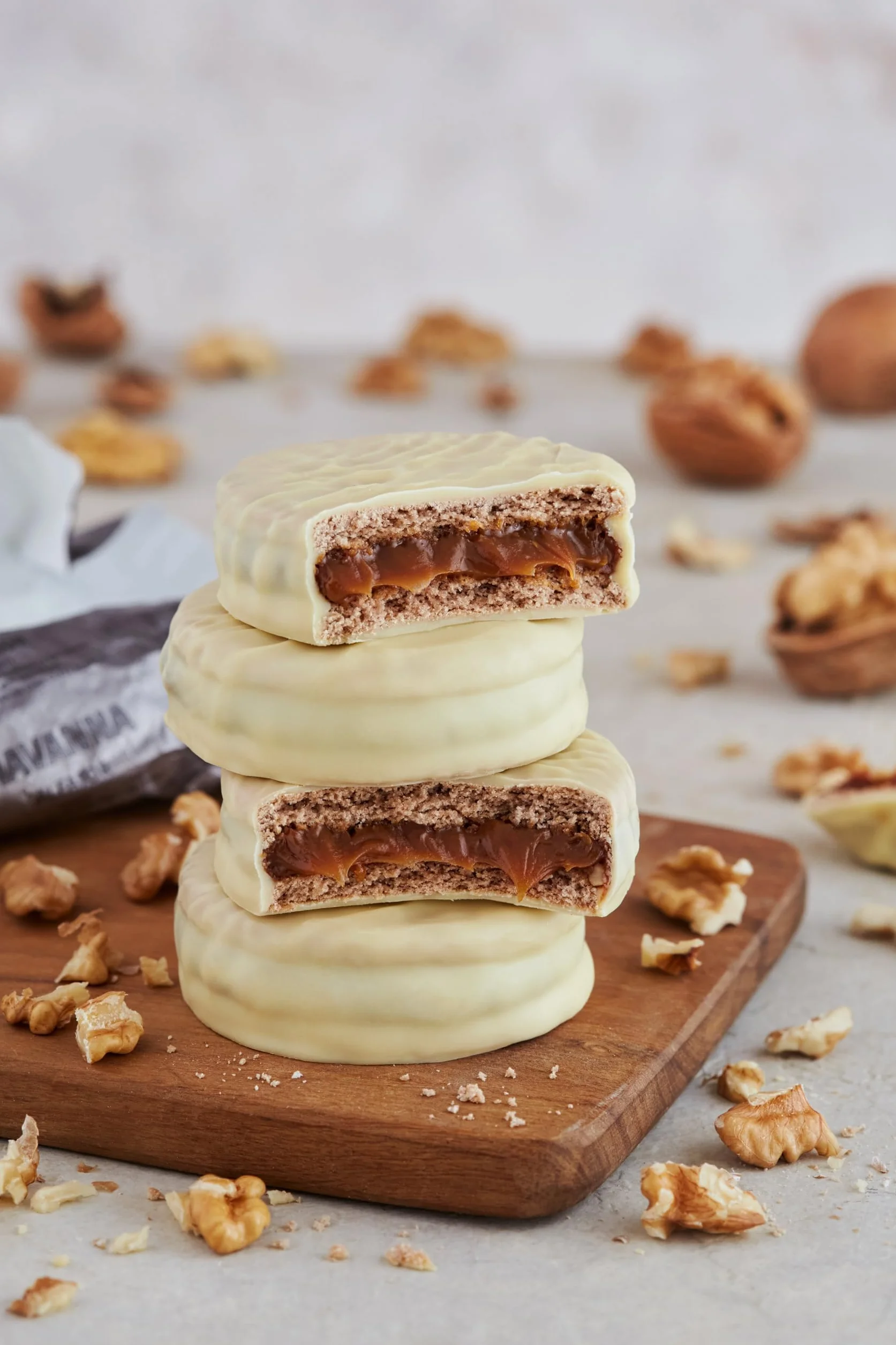 Havanna | Alfajores z orzechami i białą czekoladą | Ciastka z nadzieniem z dulce de leche w polewie | 12 sztuk | 660 g