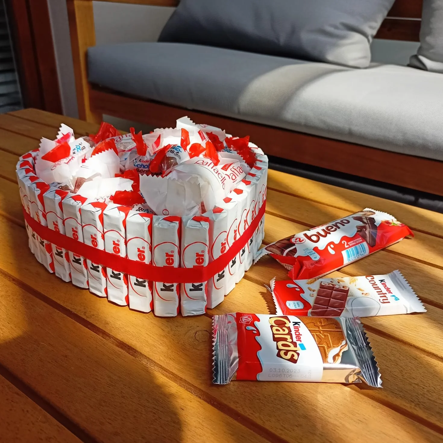 Tort z kinder czekoladek w kształcie serca wyłełniony cukierkami Kinder Bueno, Schoko Bons, Kinder Cards, Kinder Country i Raffaello, prezent na urodziny, Mikołaja, pod choinkę