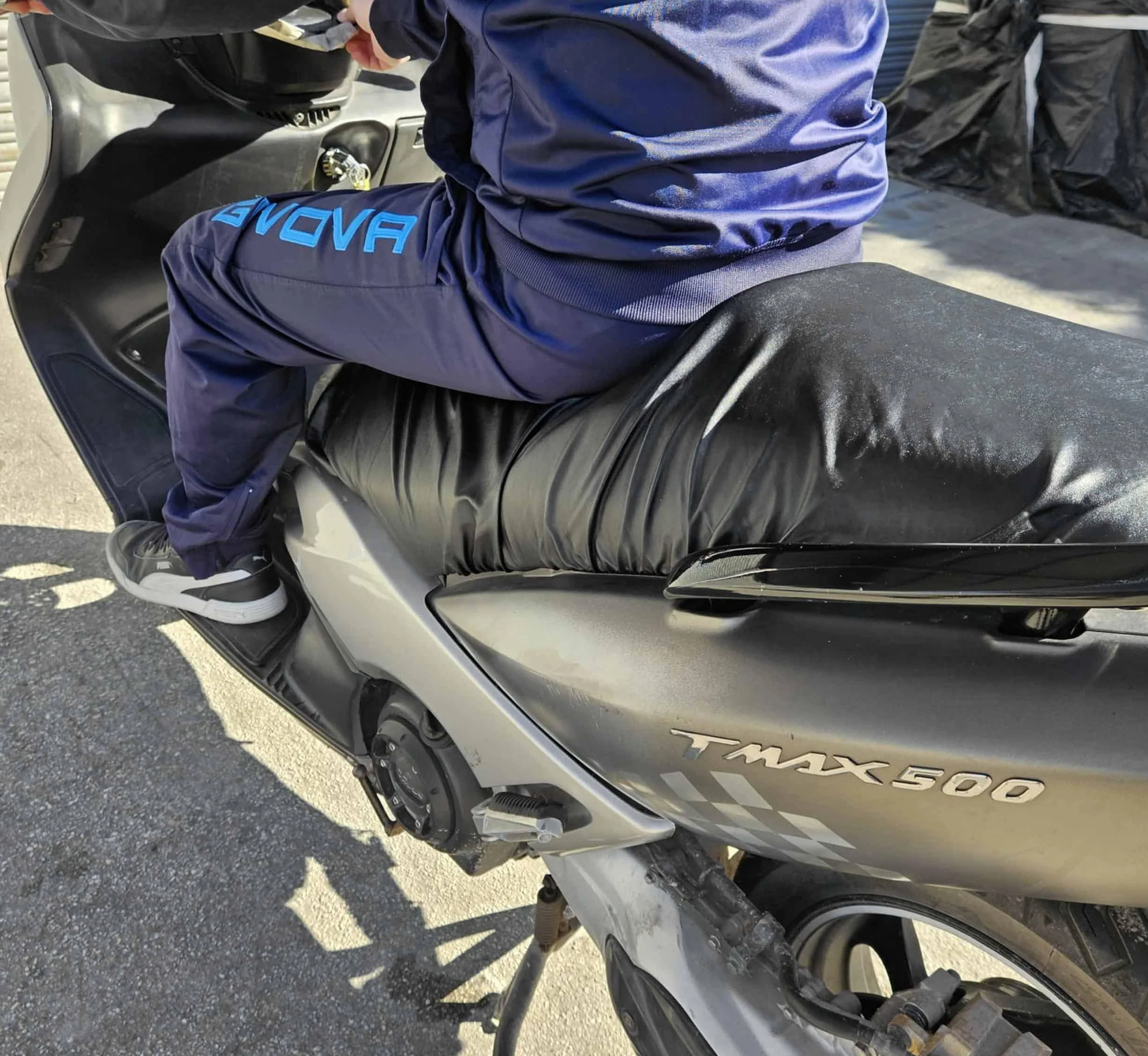 Auto Accessori Lupex Uniwersalny wodoodporny pokrowiec na siodełko w rozmiarze Maxi 115 x 50 cm, materiał PU sztuczna skóra, pokrowiec na siodełko, do skuterów i motocykli, czarny, z torbą, M L XL
