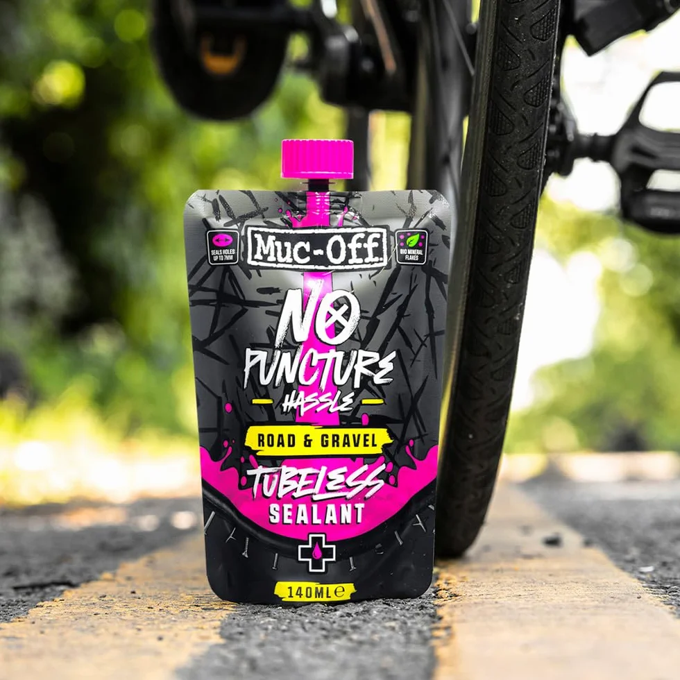 Muc-Off Bezdętkowy uszczelniacz do opon drogowych i żwirowych, 5 l, bezdętkowy uszczelniacz do opon do naprawy przebicia roweru, trwały uszczelniacz opon rowerowych do rowerów szosowych, żwirowych,