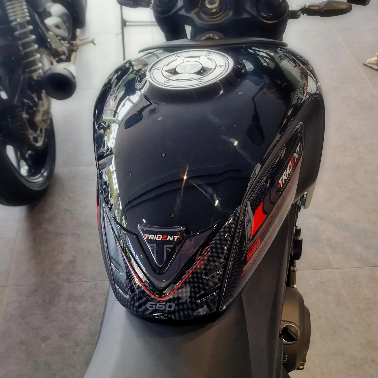 Resin Bike Naklejki Moto kompatybilne z Triumph Trident 660 2021-2025. Chronią Podkładka zbiornika przed uderzeniami i zadrapaniami. Naklejki żywiczne z efektem 3D - wyprodukowane we Włoszech