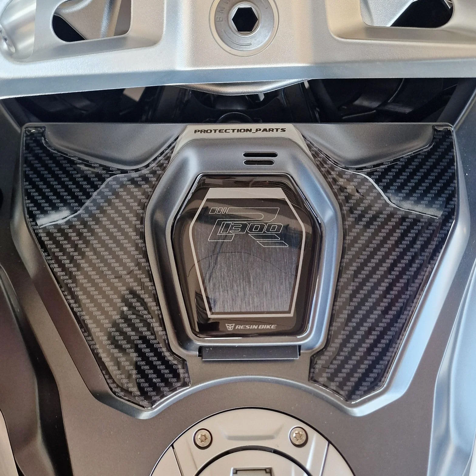 Resin Bike Naklejki Moto kompatybilne z BMW R 1300 RT 2025-2026. Chronią uchwyt zbiornika przed uderzeniami i zadrapaniami. Naklejki żywiczne z efektem 3D - wyprodukowane we Włoszech