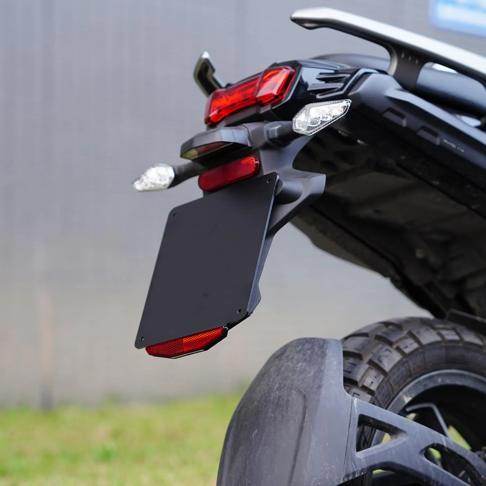 evermotor Uchwyt tablicy rejestracyjnej Moto 180x200mm, aluminiowa ramka na tablicę rejestracyjną motocykla, z tylnymi odblaskowymi kocimi oczami 125 mm 150°