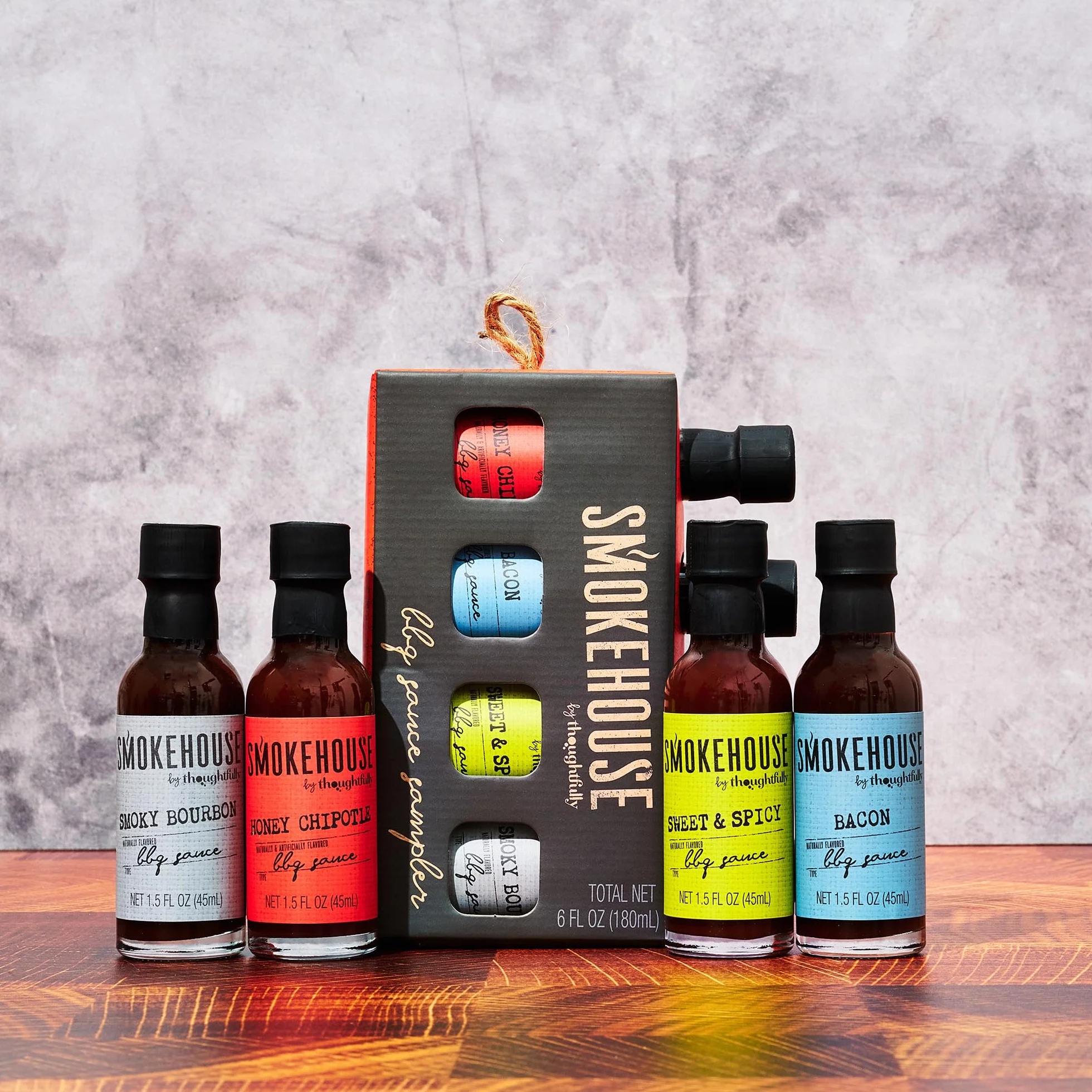 Smokehouse by Thoughtfully, zestaw próbek sosów BBQ Smokehouse Gourmet, smaki obejmują chipotle miodu, wędzony burbon, słodki i pikantny i sos BBQ z boczkiem, 4 sztuki